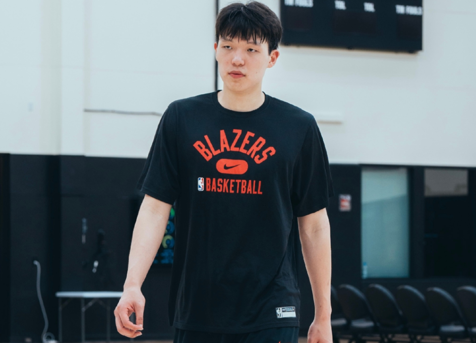 开云体育网页版入口-杨瀚森8月训练曝光：参加力量技术训练5v5对抗 提升攻防速度强度