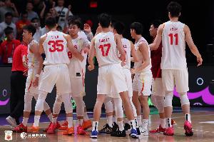 媒体人：中国队防守乱战和三分效果不好 想赢攻防细节得做得更好