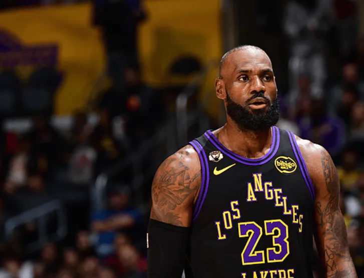 开云体育官方网址-詹姆斯半场出战16分钟，投篮9中5得到12分4篮板7助攻1盖帽