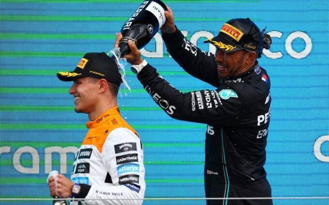 开云体育官方网-两代英国车手登银石领奖台 汉密尔顿赞迈凯伦赛车